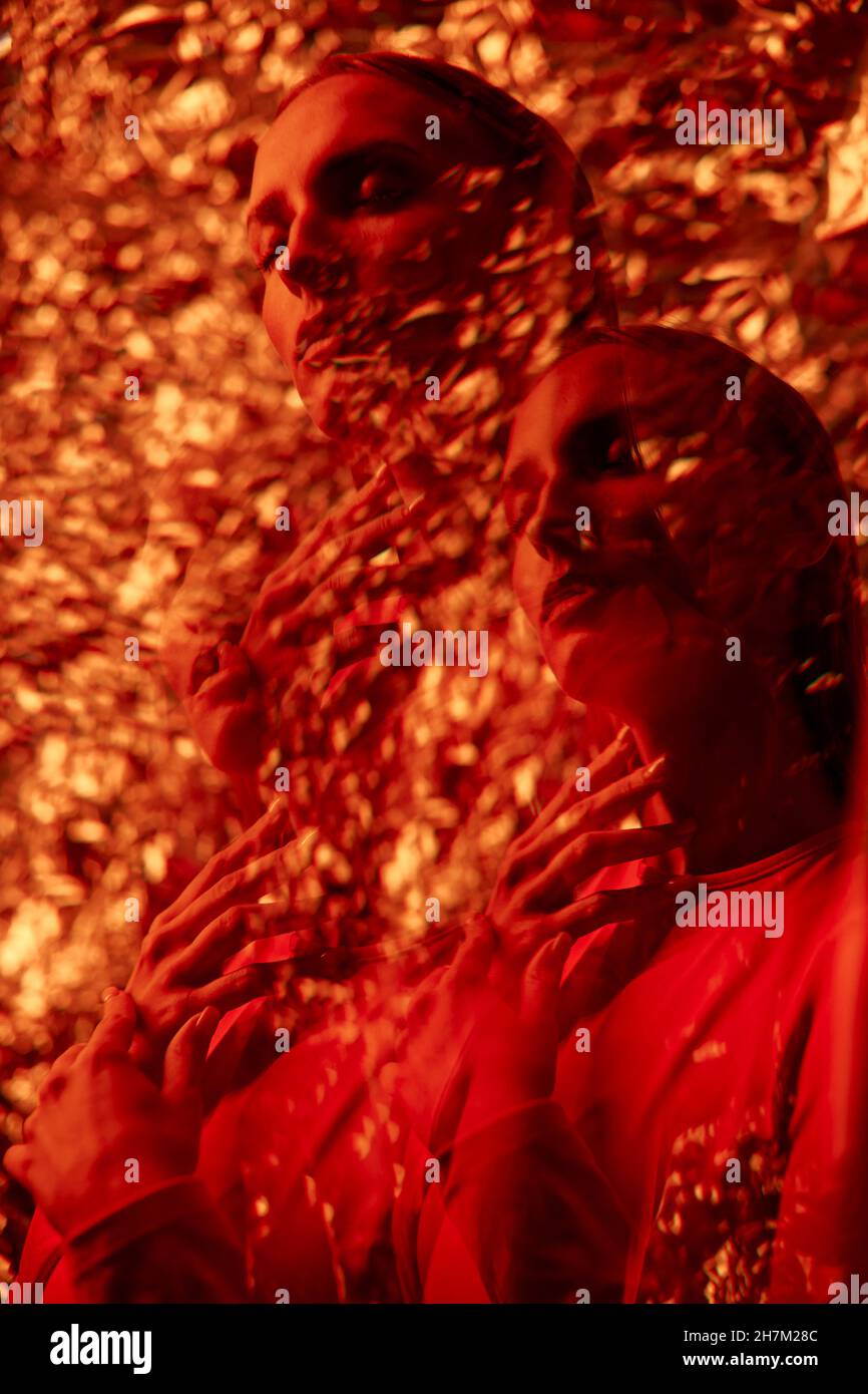 Multiple Exposition Mode-Modell stehen mit Augen in Gold geschlossen Stockfoto