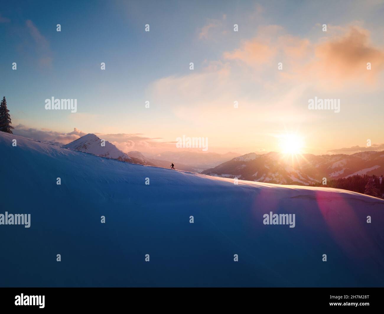 Frau beim Skifahren auf der schneebedeckten Berghang bei Sonnenaufgang, Schonkahler, Tirol, Österreich Stockfoto