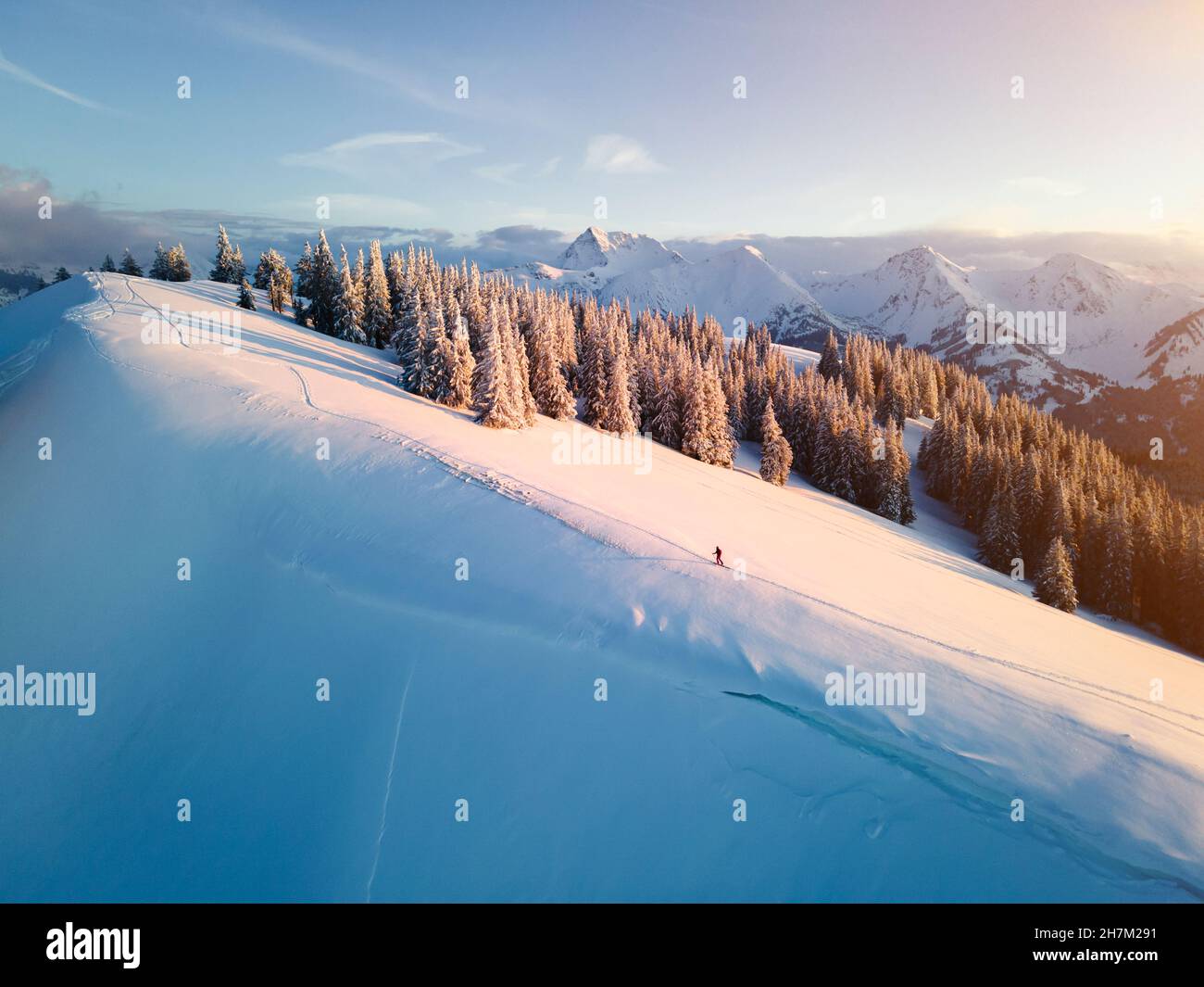 Frau beim Skifahren auf schneebedecktem Berg bei Sonnenaufgang, Schonkahler, Tirol, Österreich Stockfoto