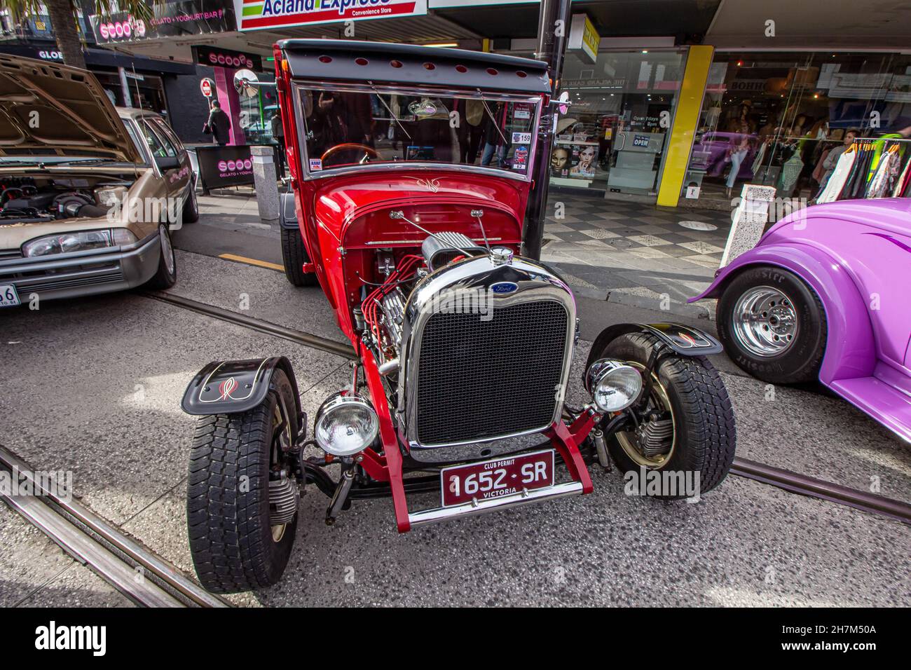 Melbourne, Victoria, Australien: Klassisches, antikes und gut erhaltenes rotes Auto, das in den Straßen geparkt ist. Autolaustellung in St. Kilda am Vatertag. Stockfoto