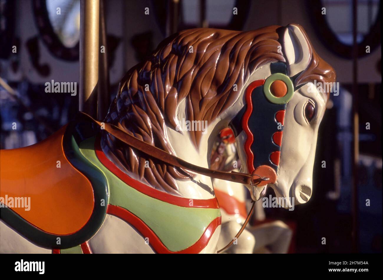 Geschnitztes Pferd auf Vintage-Karussell in der Fun Zone in Balboa Bay in Orange County, CA Stockfoto