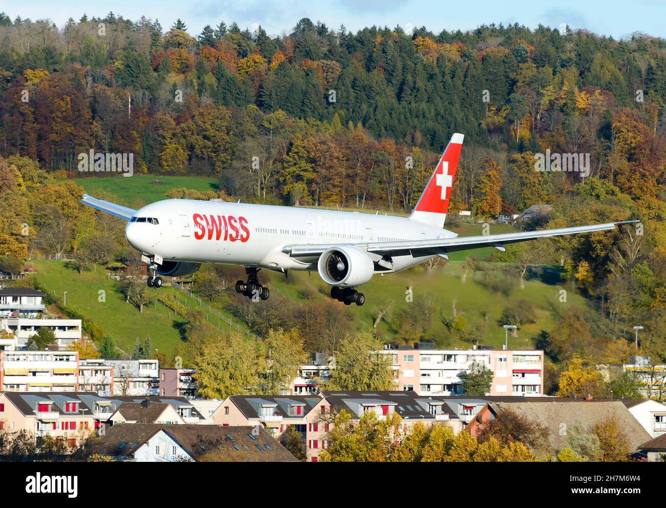 Swiss Boeing 777 landet am Flughafen Zürich. Flugzeug 777-300ER von Swiss Air Lines fliegt zum Flughafen Kloten. Großes Flugzeug von Swiss Airlines. Stockfoto
