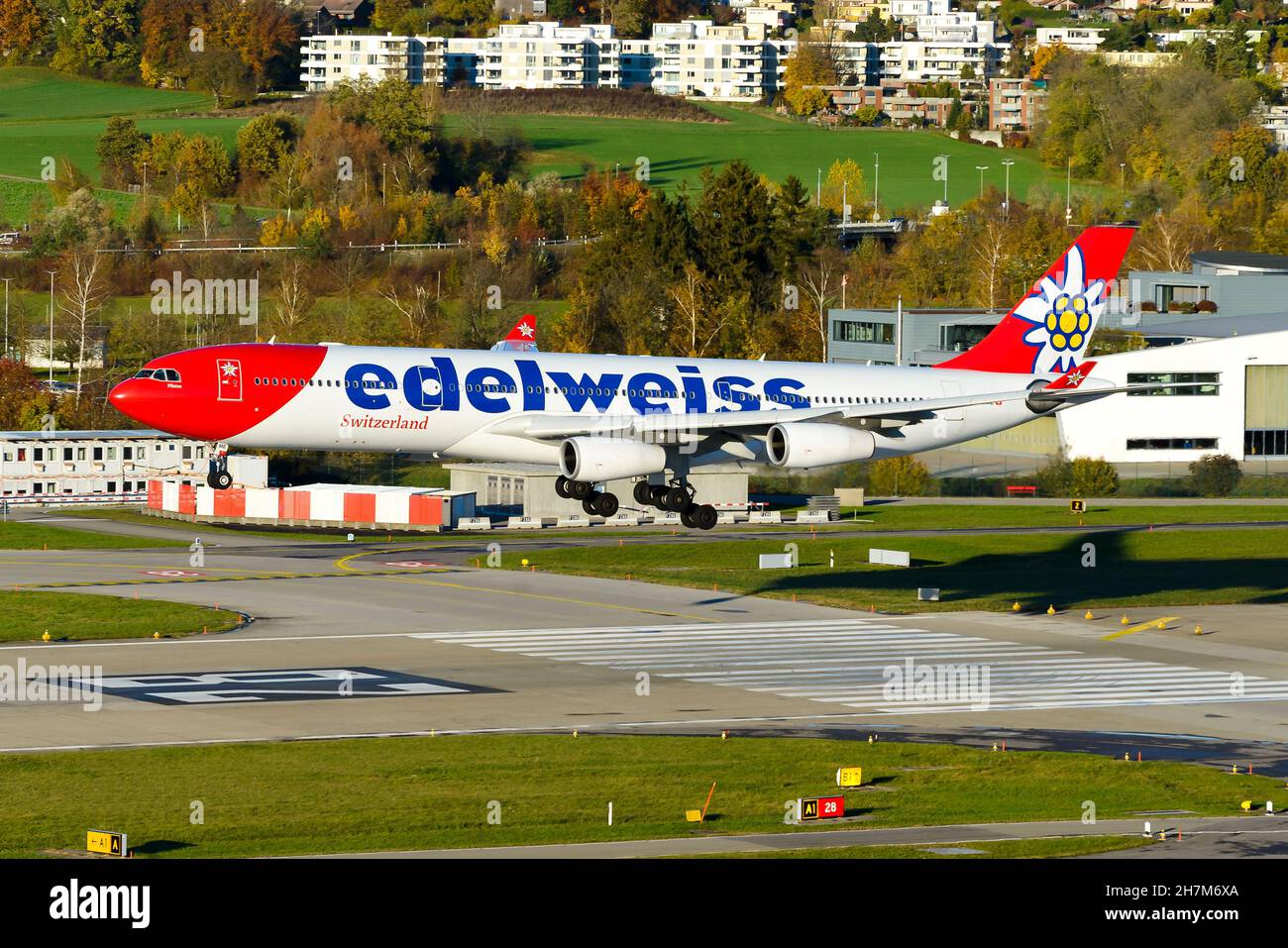 Airbus A340-300 von der Firma Airbus von der Firma Airbus von der Firma Airbus, die am Flughafen Zürich ankommt. Flugzeug der EdelweissAir A340 landet auf dem RWY 28 des Flughafens Kloten. Ferienfluggesellschaft. Stockfoto