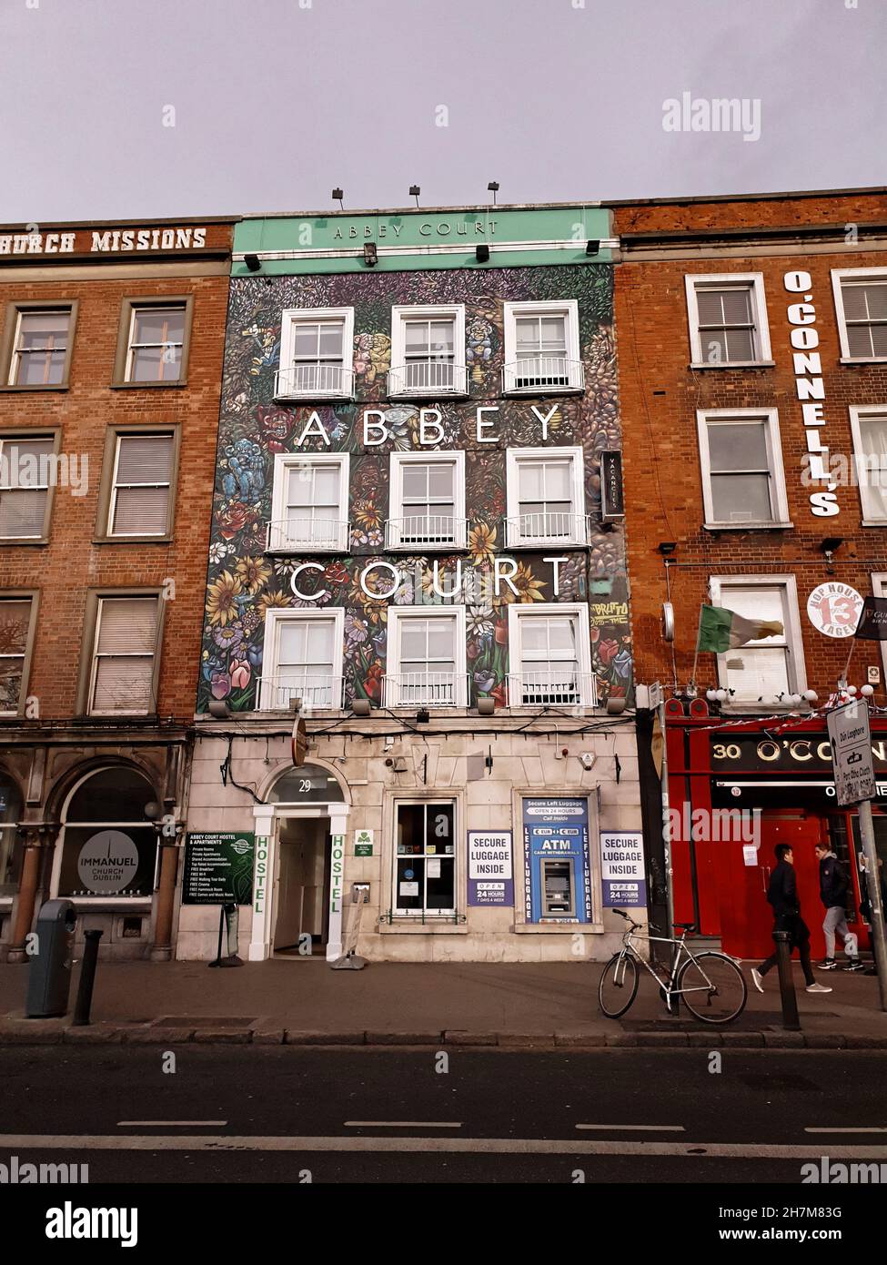 DUBLIN, IRLAND - 14. Feb 2020: Vertikale Aufnahme des Abbey Court Hostel-Gebäudes im Stadtzentrum von Dublin. Künstlerische einzigartige Fassade mit farbenfrohen Blumenmustern Stockfoto