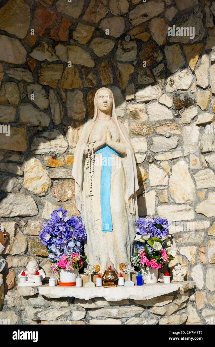 POSEN, POLEN - 17. März 2016: Eine vertikale Aufnahme der heiligen Maria-Skulptur im Bezirk Rataje, Posen, Polen Stockfoto