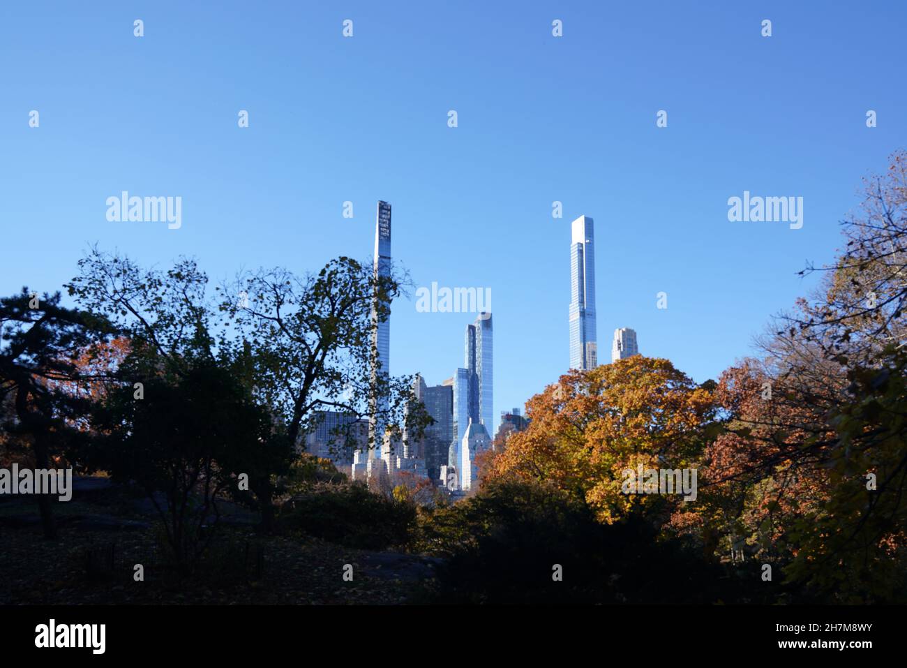 Milliardäre’ Row, luxuriöse Wolkenkratzer am Central Park South in New York. Die Bleistifttürme gehören zu den höchsten und teuersten Residenzen der Welt. Stockfoto