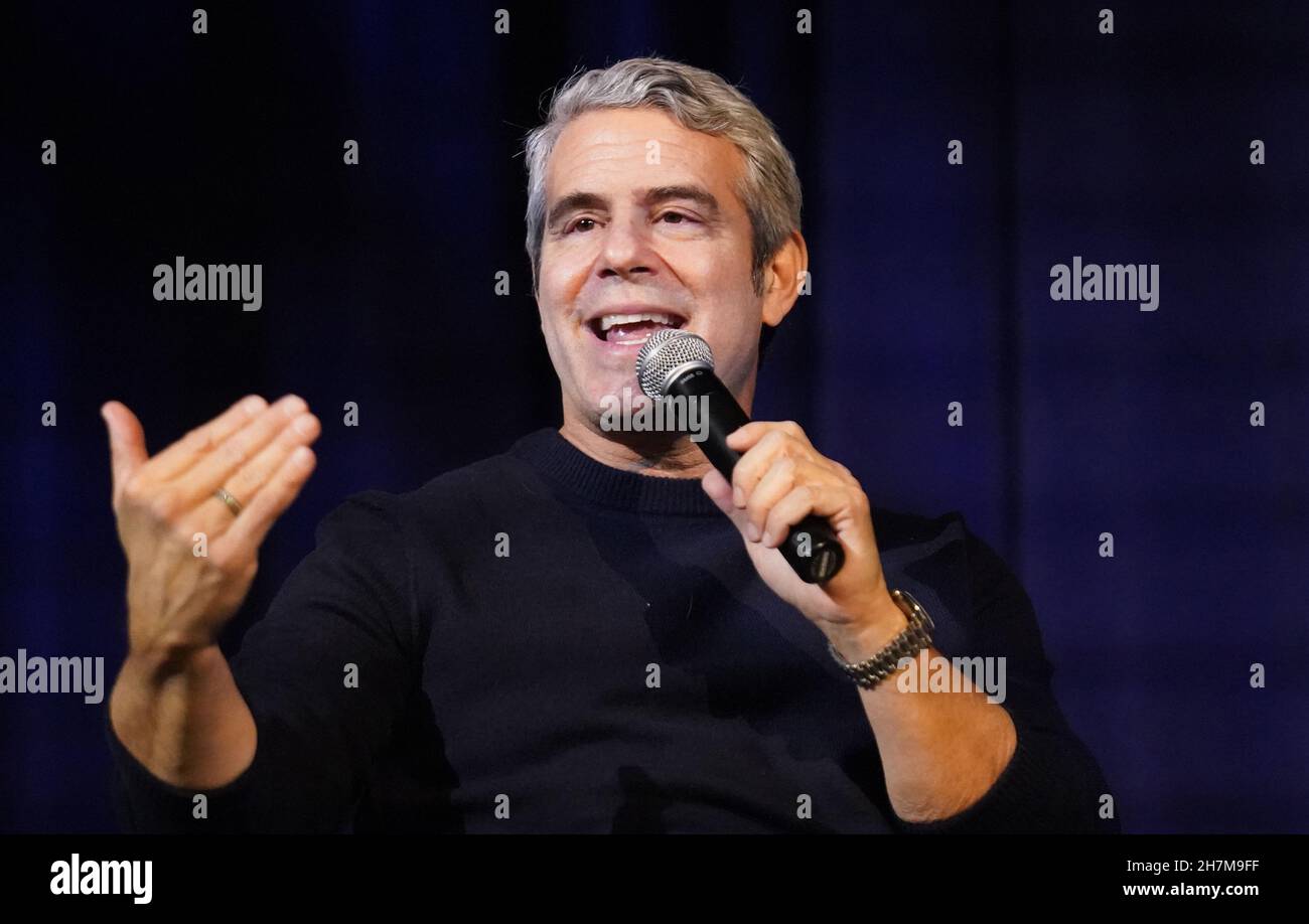 Clayton, Usa. 23rd. November 2021. Talkshow-Moderator Andy Cohen kommentiert am Dienstag, den 23. November 2021, sein neuestes Buch "Glitter Every Day: 365 Quotes from Women I Love" an seiner ehemaligen High School, der Clayton High School in Clayton, Missouri. Das Buch ist eine Sammlung inspirierender Zitate von „den überlebensgroßen Frauen, die sein Leben bestimmten“. Foto von Bill Greenblatt/UPI Credit: UPI/Alamy Live News Stockfoto