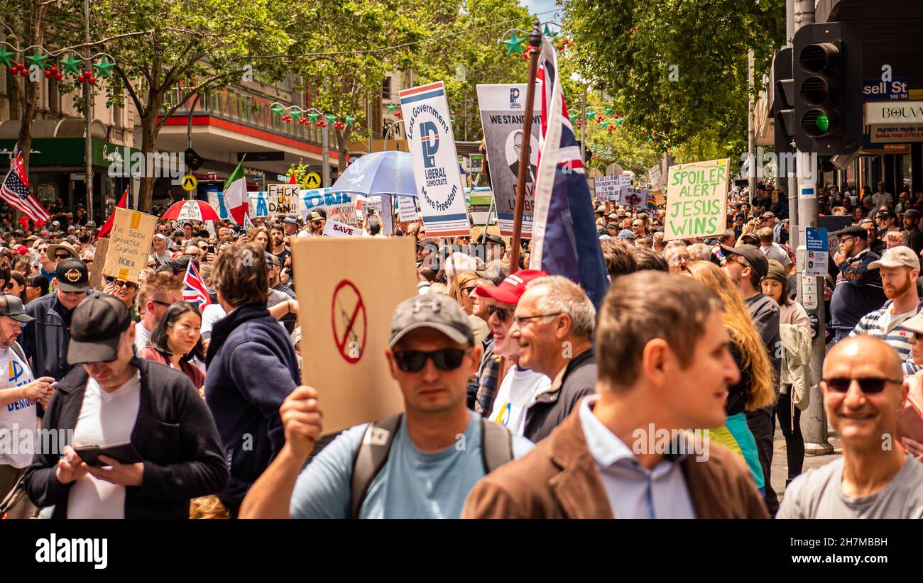 Melbourne, Victoria Australien - 20 2021. November: Tausende von Menschen füllen die Straßen mit politischen Schildern auf der Bourke Street Freedom March and Kill Stockfoto