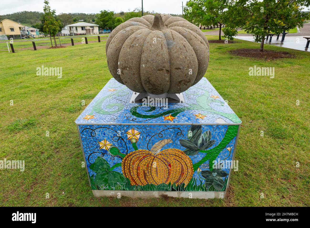 Das Pumpkin-Festival wurde 1997 ins Leben gerufen, um die Stadt nach längerer Dürre und Wasserknappheit wiederzubeleben, den damals dieser „große Kürbis“ schuf. Stockfoto