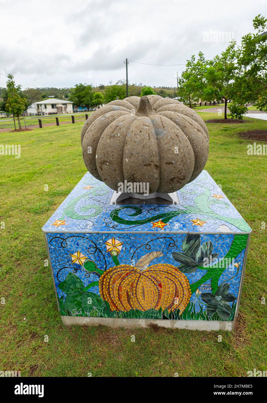 Das Pumpkin-Festival wurde 1997 ins Leben gerufen, um die Stadt nach längerer Dürre und Wasserknappheit wiederzubeleben, den damals dieser „große Kürbis“ schuf. Stockfoto