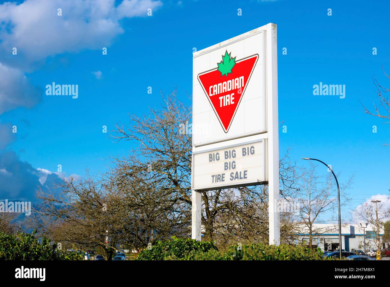 Einzelhandelsgeschäft Canadian Tire Zeichen Werbung ein Big Big Big Big Tire Verkauf. Pitt Meadows, B. C., Kanada. Stockfoto
