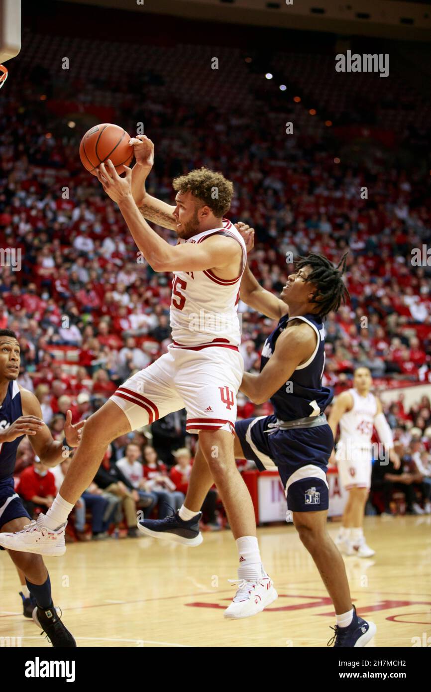 BLOOMINGTON, UNITED STATES - 2021/11/23: Indiana Hoosiers Wache Parker Stewart (45) spielt gegen Jackson State während eines NCAA Basketballspiels am 23. November 2021 in Bloomington, Ind. IU schlug Jackson State 70-35. Stockfoto