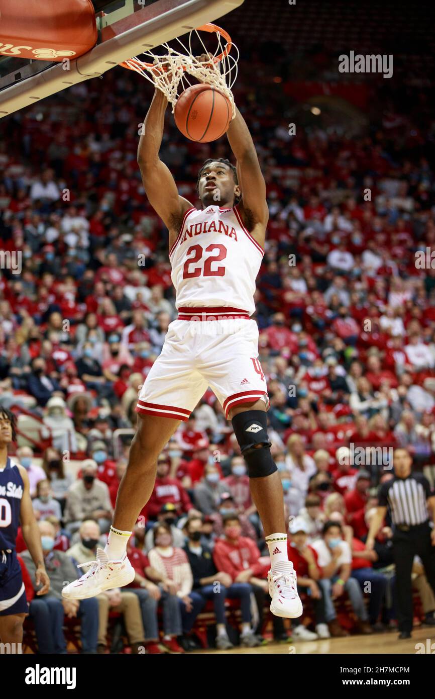 BLOOMINGTON, UNITED STATES - 2021/11/23: Indiana Hoosiers forward Jordan Geronimo (22) dunks gegen Jackson State während eines NCAA-Basketballspiels am 23. November 2021 in Bloomington, Ind. IU schlug Jackson State 70-35. Stockfoto