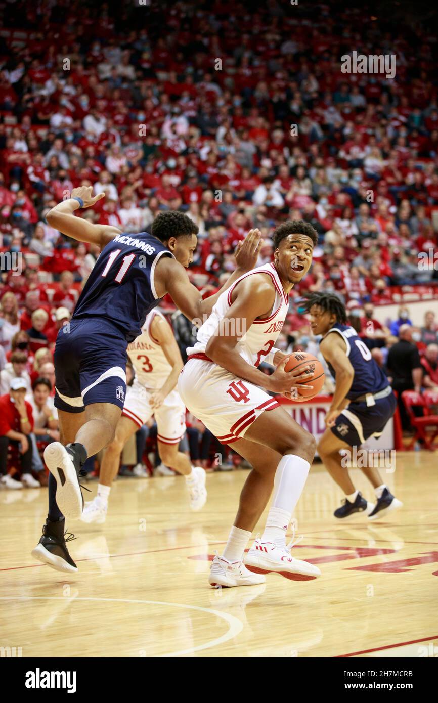 BLOOMINGTON, UNITED STATES - 2021/11/23: Indiana Hoosiers Center Michael Durr (2) spielt gegen Jackson State während eines NCAA-Basketballspiels am 23. November 2021 in Bloomington, Ind. IU schlug Jackson State 70-35 Stockfoto BLOOMINGTON, UNITED STATES - 2021/11/23: Indiana Hoosiers Center Michael Durr (2) spielt gegen Jackson State während eines NCAA-Basketballspiels am 23. November 2021 in Bloomington, Ind. IU schlug Jackson State 70-35 Stockfoto