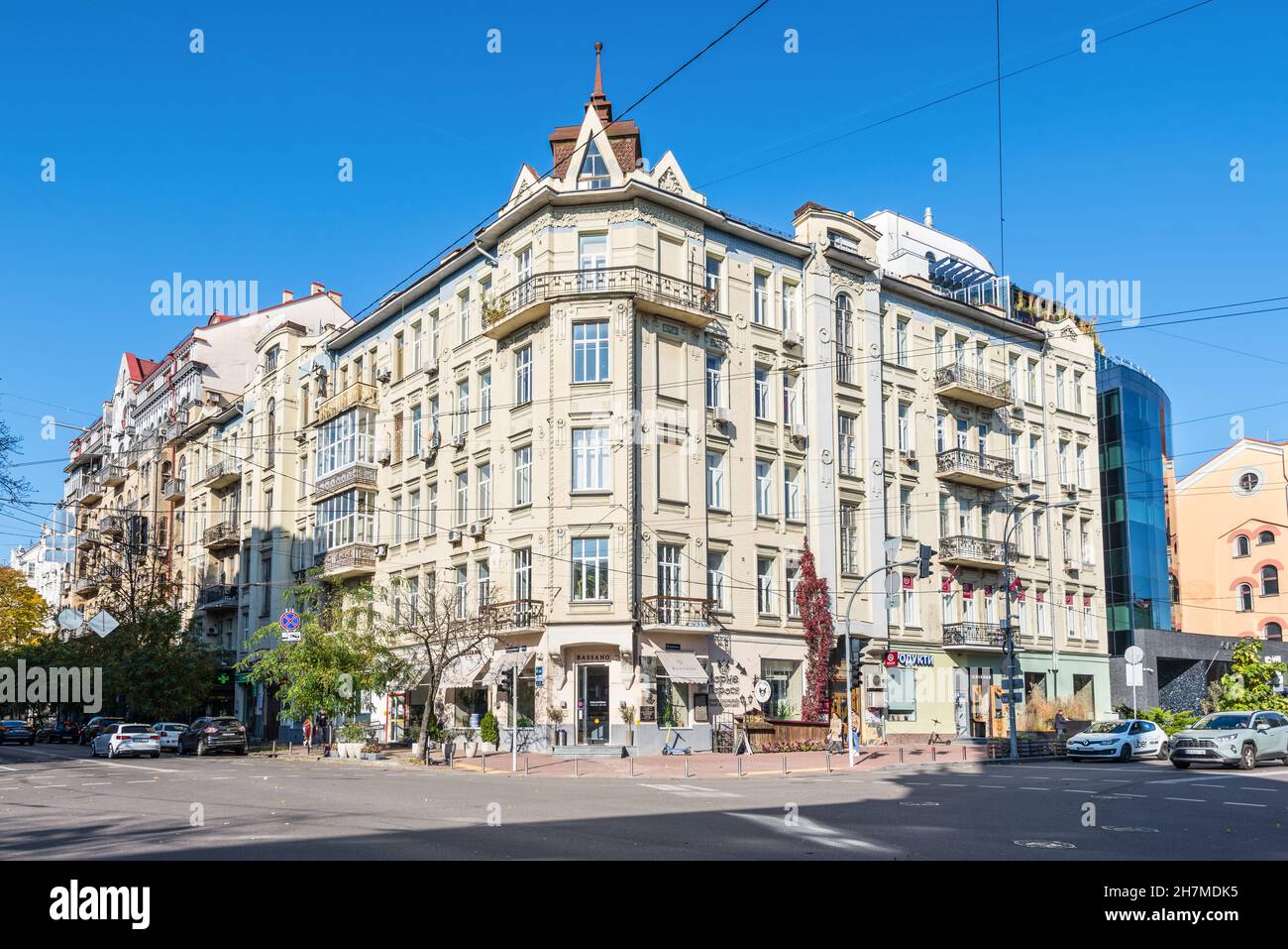 Kiew, Ukraine - 15. Oktober 2021: Straßenansicht von Kiew am Tag mit einem alten Wohnhaus an der Kreuzung von Velyka Zhytomyrska und Wolodymyrs Stockfoto