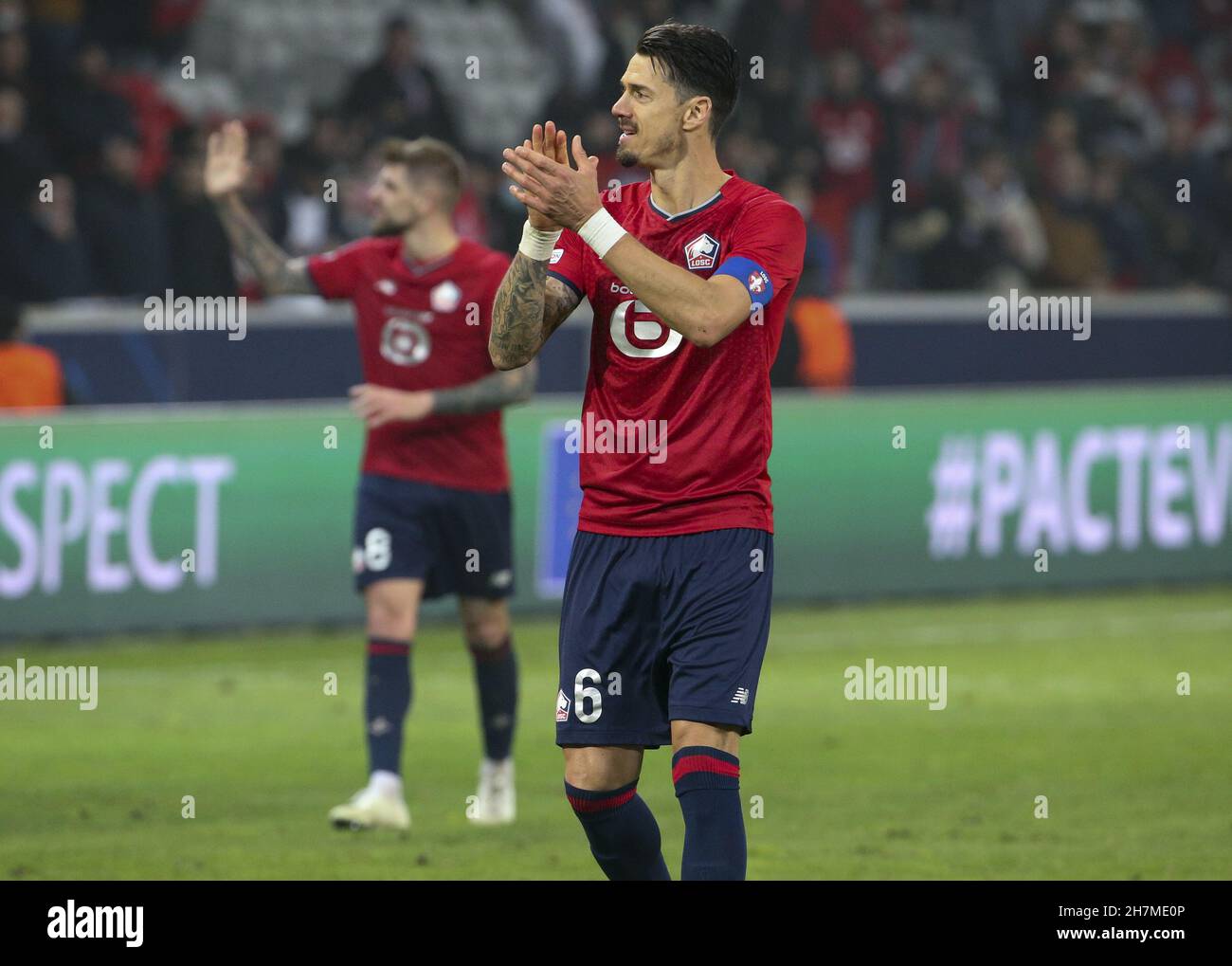 Lille, Frankreich, 23. November 2021, Jose Fonte aus Lille feiert den Sieg nach dem UEFA Champions League, Group G Fußballspiel zwischen Lille OSC (LOSC) und dem FC RB Salzburg am 23. November 2021 im Pierre Mauroy Stadion in Villeneuve-d'Ascq in der Nähe von Lille, Frankreich - Foto: Jean Catuffe/DPPI/LiveMedia Kredit: Independent Photo Agency/Alamy Live News Stockfoto