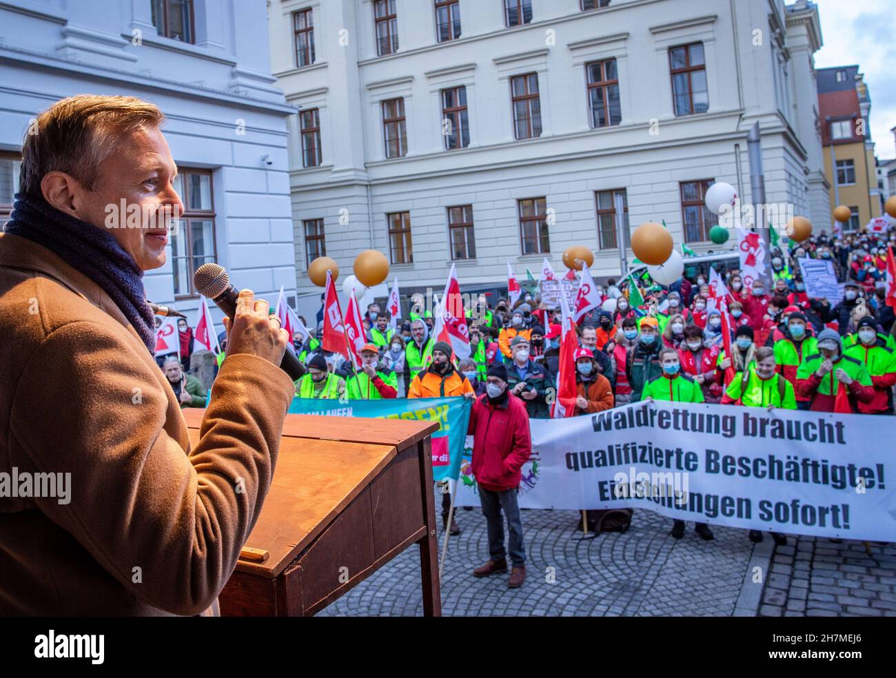 Schwerin, Deutschland. 23rd. November 2021. Heiko Geue (SPD), Finanzminister Mecklenburg-Vorpommerns, spricht bei der zentralen Kundgebung vor dem Finanzministerium mit Lehrern und Mitarbeitern des öffentlichen Dienstes aus Mecklenburg-Vorpommern. Rund 400 Lehrer, Universitätsangestellte, Polizisten oder Feuerwehrleute nehmen am zentralen Ereignis des Warnstreiks Teil und fordern mehr Lohn. Die Aktion soll den Druck auf die Arbeitgeber in den Tarifverhandlungen für den öffentlichen Dienst erhöhen. Quelle: Jens Büttner/dpa-Zentralbild/ZB/dpa/Alamy Live News Stockfoto