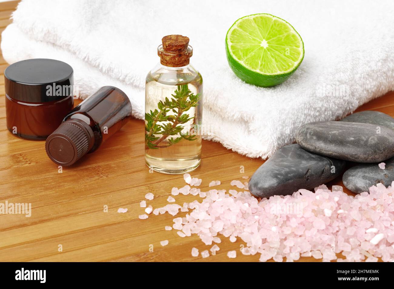 Schönheitsbehandlungen für Spa-Behandlungen auf einem Holztisch Stockfoto