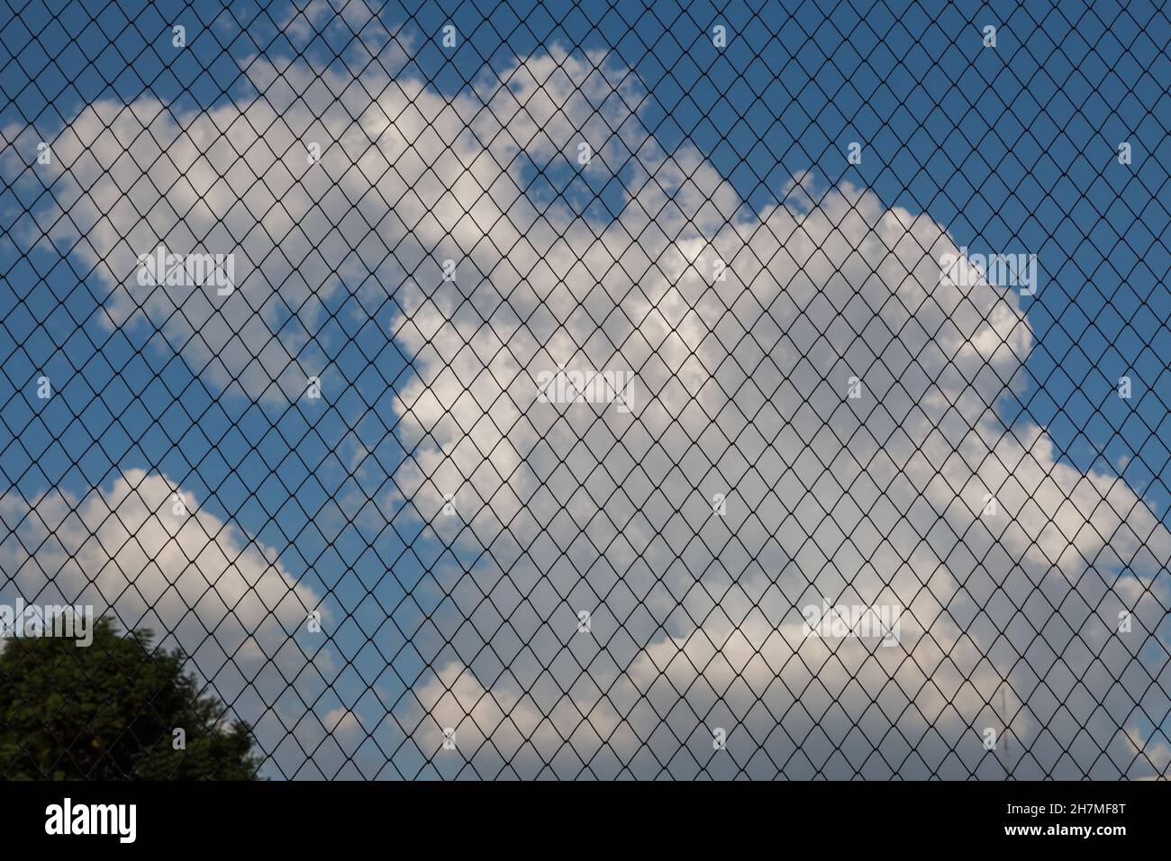 Stahlnetze mit blauem Himmel Hintergrund Stockfoto