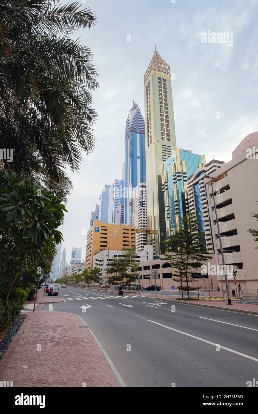 Dubai, VAE 19. Februar 2021: Dubai Downtown. Straßen in Dubai mit luxuriösen Gebäuden. Burj Khalifa. Blick auf den Boulevard. Stockfoto