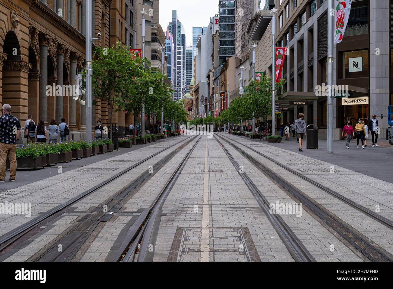 Straßenansicht der Straßenbahnschienen im Central Business District in der George Street, Sydney, Australien am 20. November 2021. Straße, Menschen und Gebäude. Stockfoto