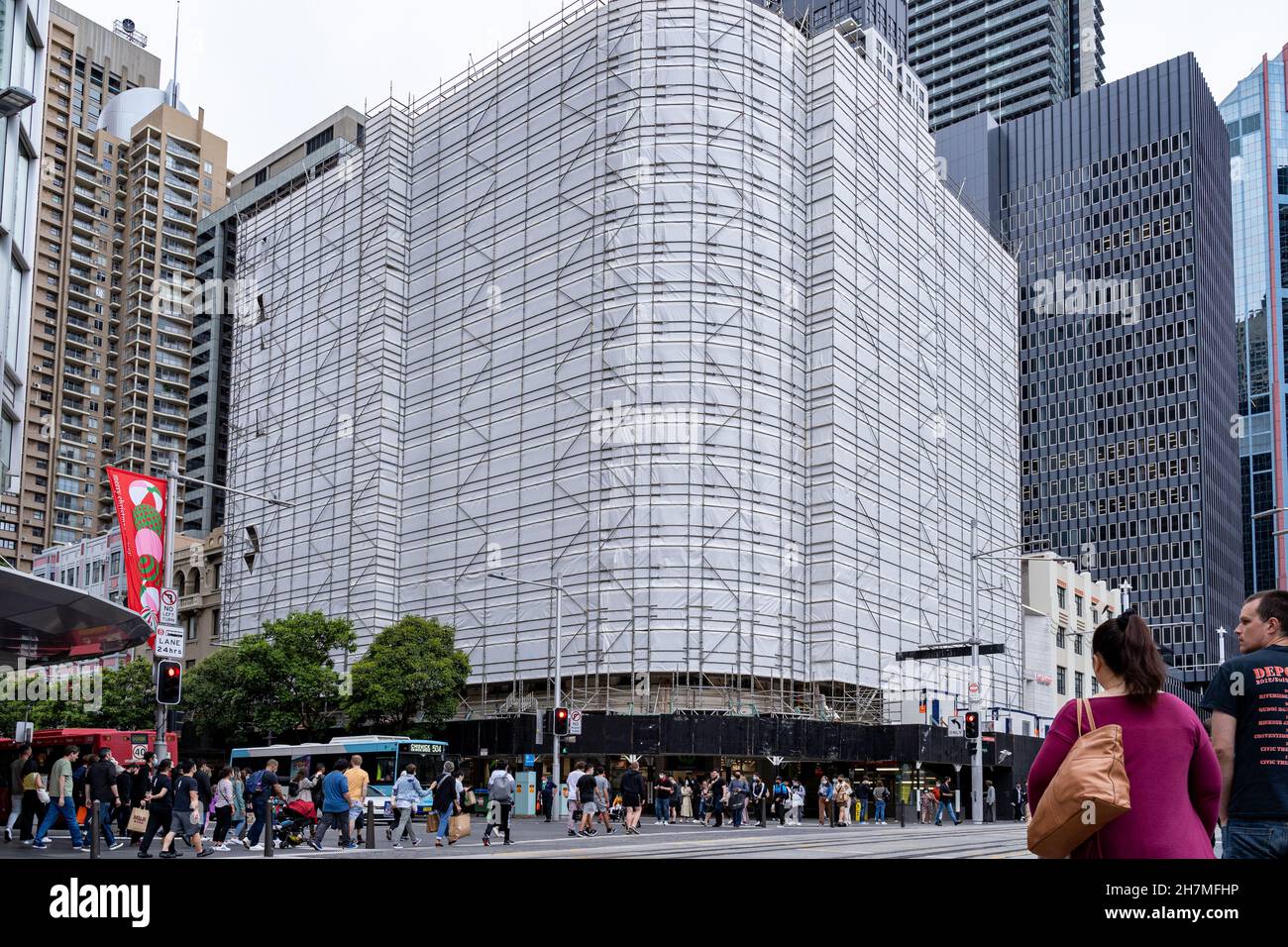 Urbane Szene. Belebte Straße und im Bau befindliche Gebäude im Stadtzentrum von Sydney, Australien 20 Nov 2021. Stockfoto