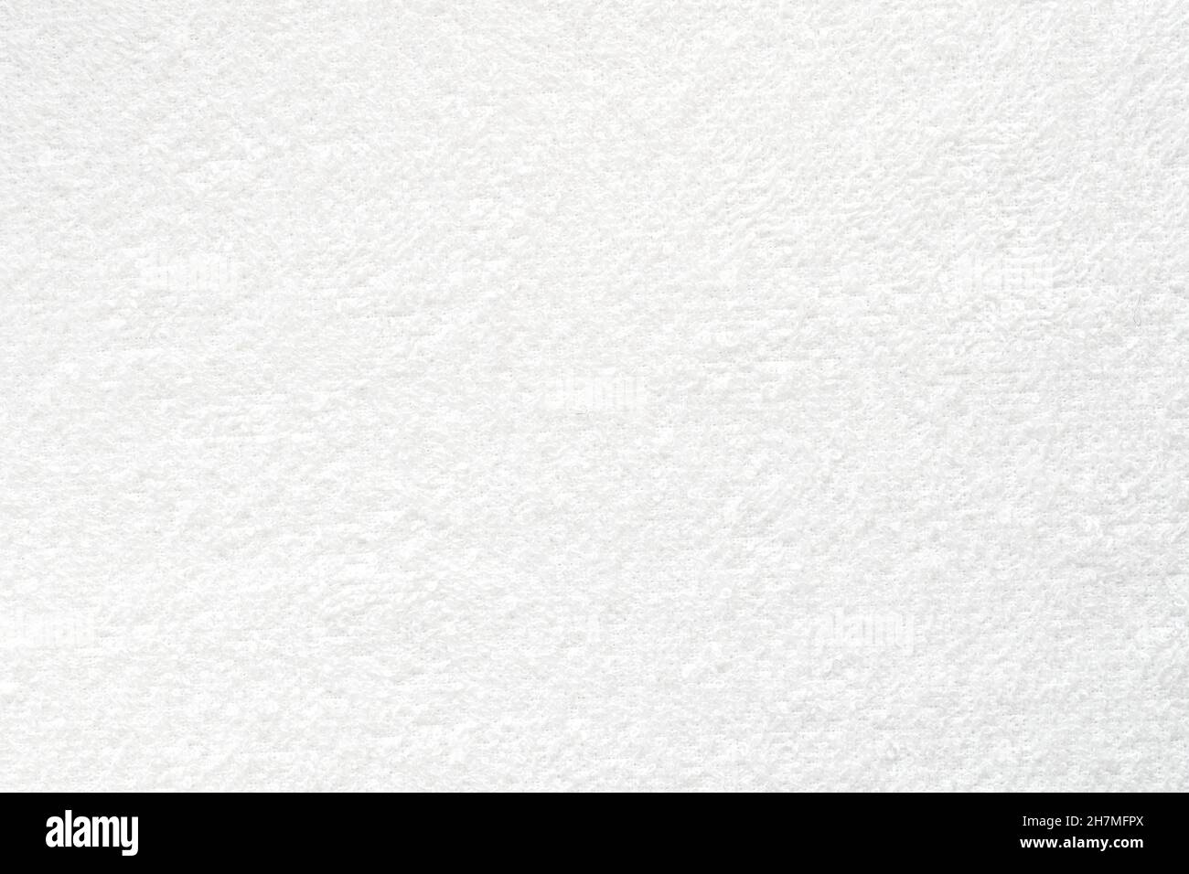 Weiches weißes Handtuch, Nahaufnahme eines weichen Handtuchs als Textur oder Hintergrund, Draufsicht Stockfoto