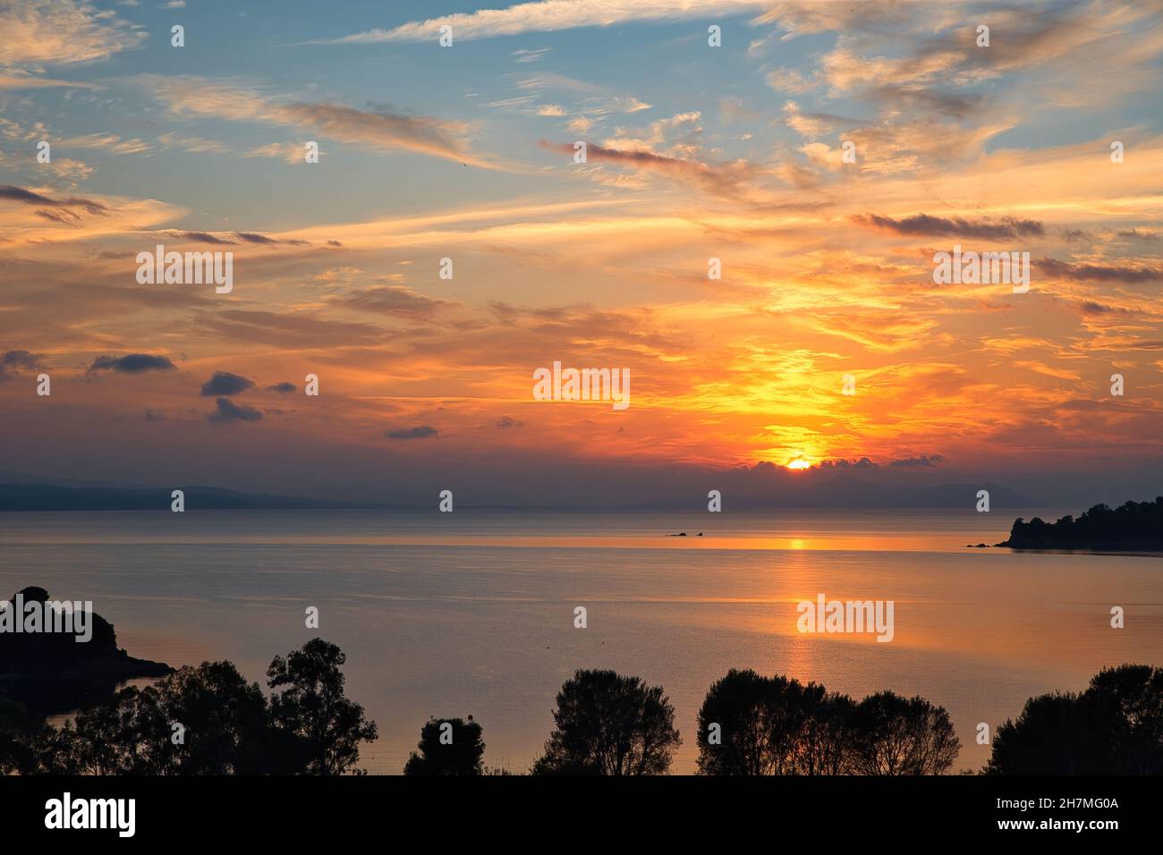 Sonnenuntergang auf einer griechischen Insel. Skopelos Stockfoto