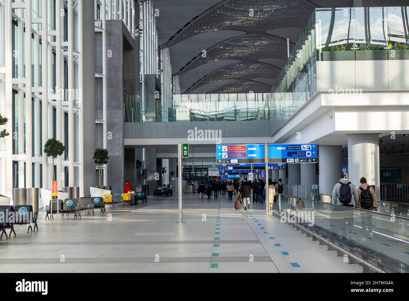ISTANBUL - Okt 22: Istanbul Airport Havalimani. Neue Halle mit Passagieren, Ankunft Terminal, Oktober 22. 2021 in der Türkei . Stockfoto