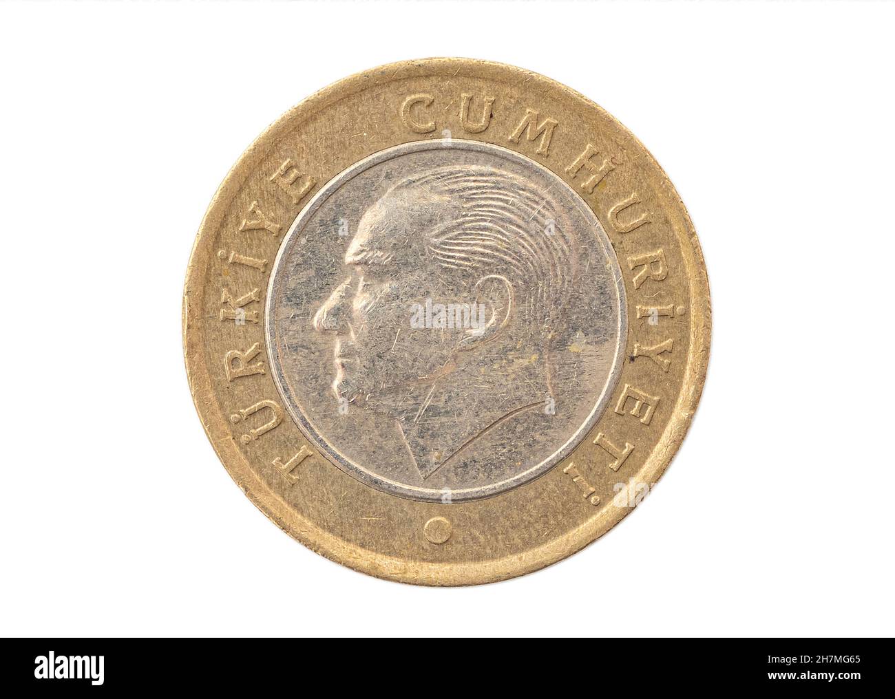Türkische Lira, zerkratzte Eisenmünze isoliert auf Weiß. türkisches Geld mit Kemal Atatürk-Porträt. Stockfoto
