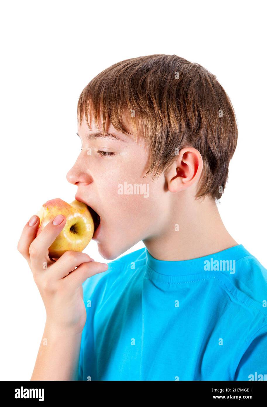 Teenager essen einen Apfel isoliert auf dem weißen Hintergrund Stockfoto