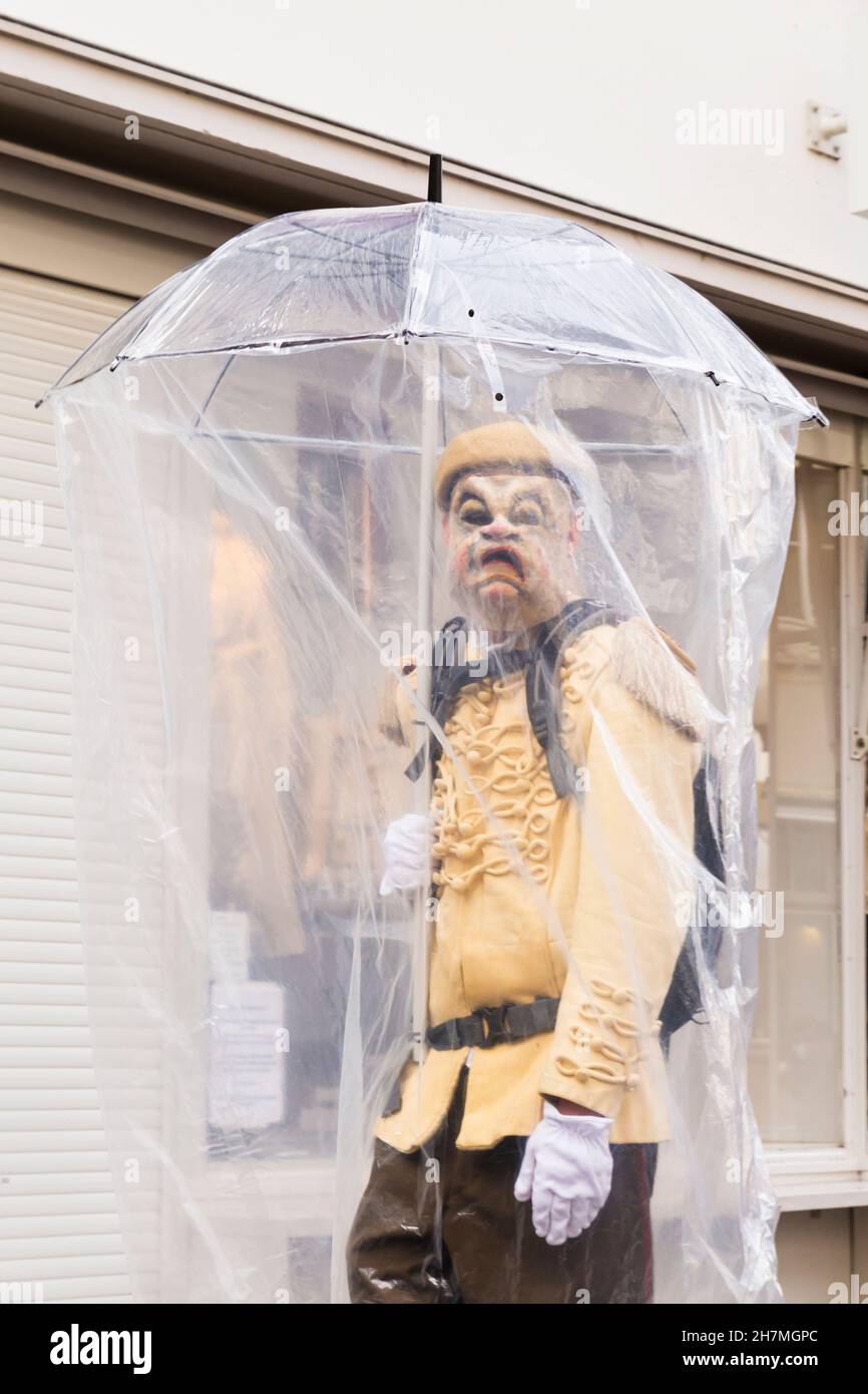 Basel, Schweiz - Februar 21. Ein einziger Karnevalsschwärmer in einem provisorischen Hazmat-Kostüm Stockfoto