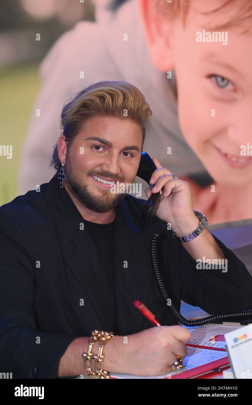 18. November 2021, NordrheinWestfalen, Hürth Fashion Influencer