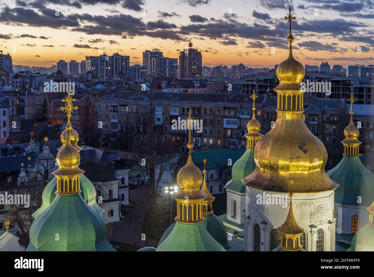 Blick auf die beleuchtete Sophienkathedrale mit wunderschönem Sonnenuntergangshimmel im Hintergrund, Kiew, Ukraine. Stockfoto