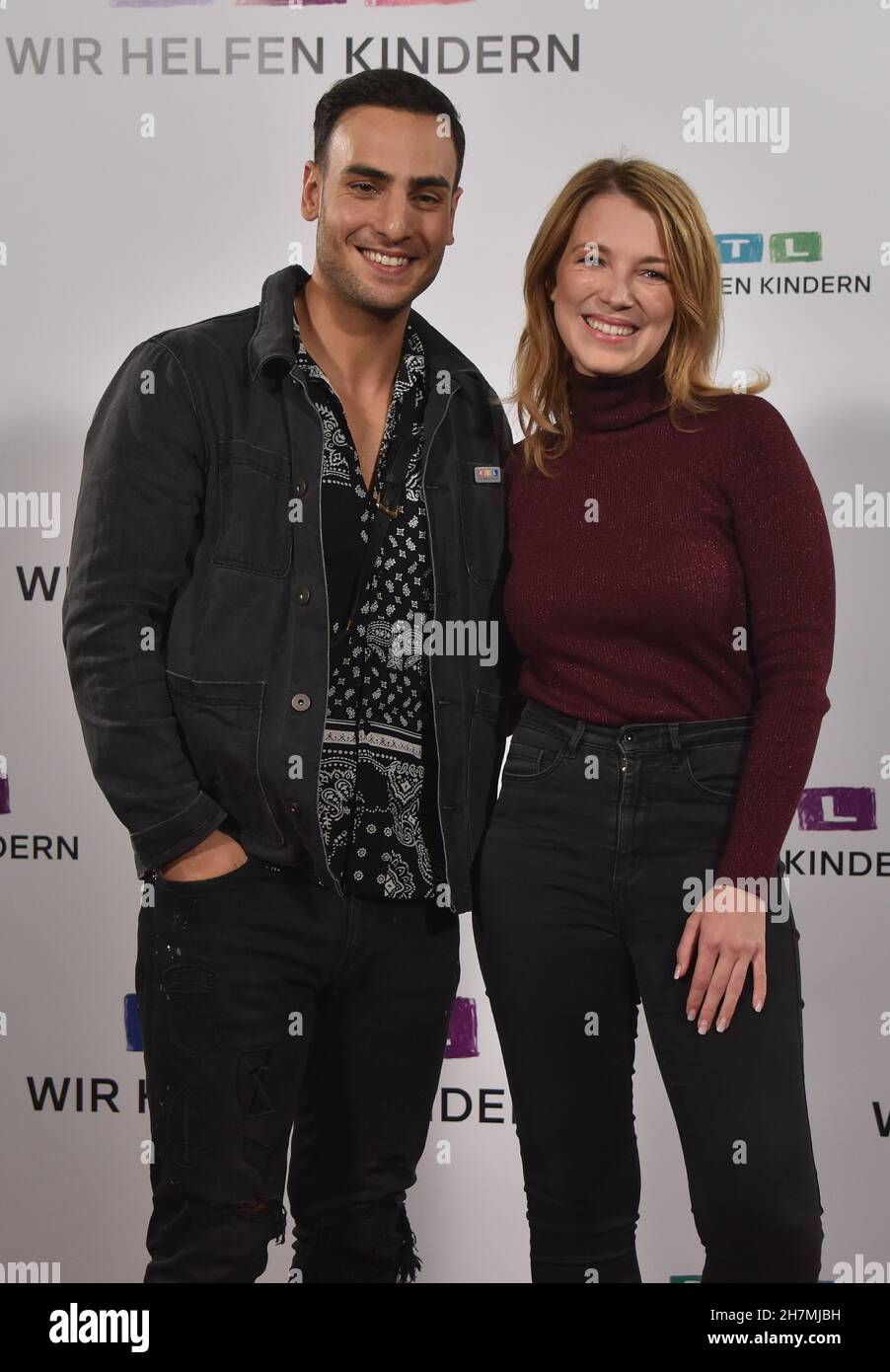 18. November 2021, Nordrhein-Westfalen, Hürth: Schauspieler Timur Ülker und Iris Mareike Steen als Gäste beim RTL-Telethon 26th helfen wir Kindern Foto: Horst Galuschka/dpa Stockfoto
