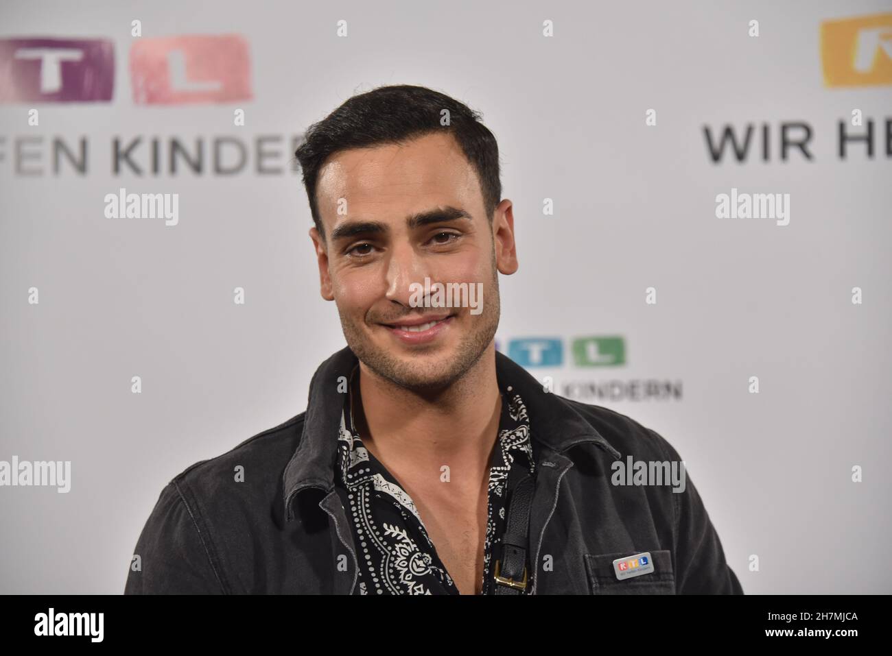 18. November 2021, Nordrhein-Westfalen, Hürth: Schauspieler Timur Ülker als Gast beim RTL-Telethon 26th helfen wir Kindern Foto: Horst Galuschka/dpa Stockfoto