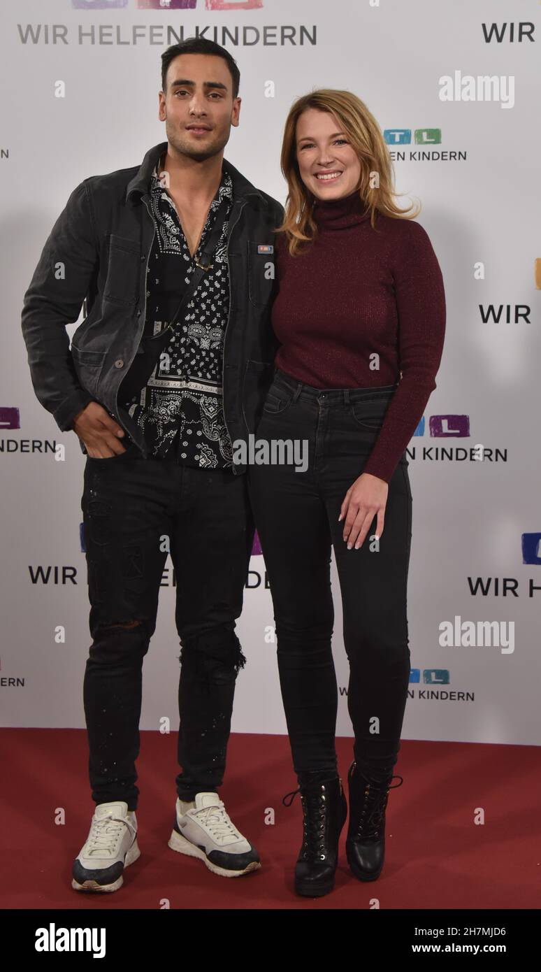 18. November 2021, Nordrhein-Westfalen, Hürth: Schauspieler Timur Ülker und Iris Mareike Steen als Gäste beim RTL-Telethon 26th helfen wir Kindern Foto: Horst Galuschka/dpa Stockfoto