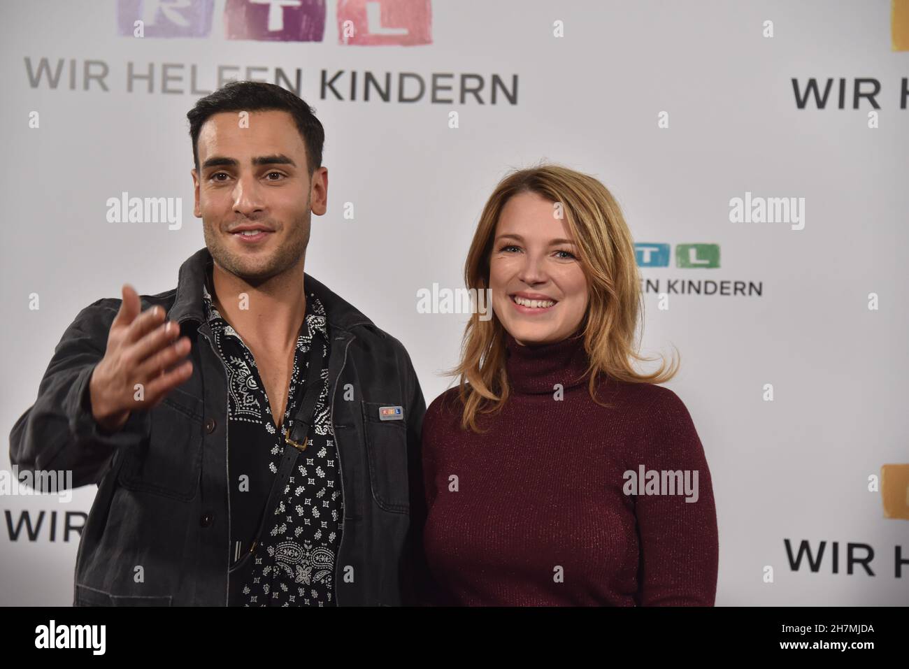 18. November 2021, Nordrhein-Westfalen, Hürth: Schauspieler Timur Ülker und Iris Mareike Steen als Gäste beim RTL-Telethon 26th helfen wir Kindern Foto: Horst Galuschka/dpa Stockfoto