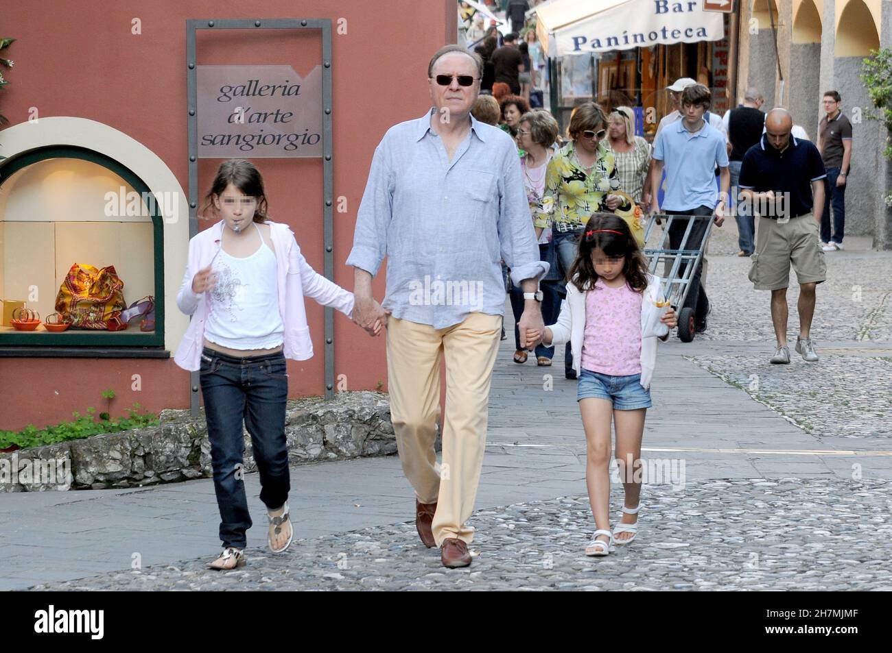 MARE 2008 - Ennio Doris con la moglie Lina (auf verde) e le nipoti passeggiata a Portofino - passeggiare Stockfoto