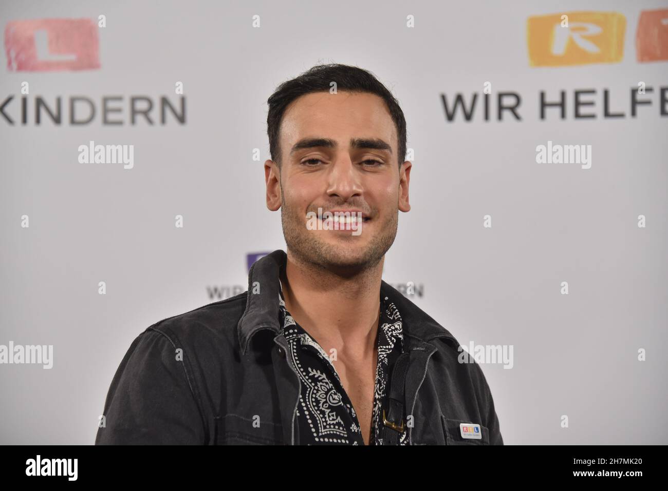 18. November 2021, Nordrhein-Westfalen, Hürth: Schauspieler Timur Ülker als Gast beim RTL-Telethon 26th helfen wir Kindern Foto: Horst Galuschka/dpa Stockfoto