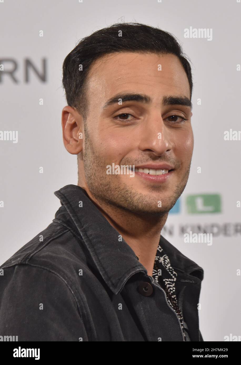 18. November 2021, Nordrhein-Westfalen, Hürth: Schauspieler Timur Ülker als Gast beim RTL-Telethon 26th helfen wir Kindern Foto: Horst Galuschka/dpa Stockfoto