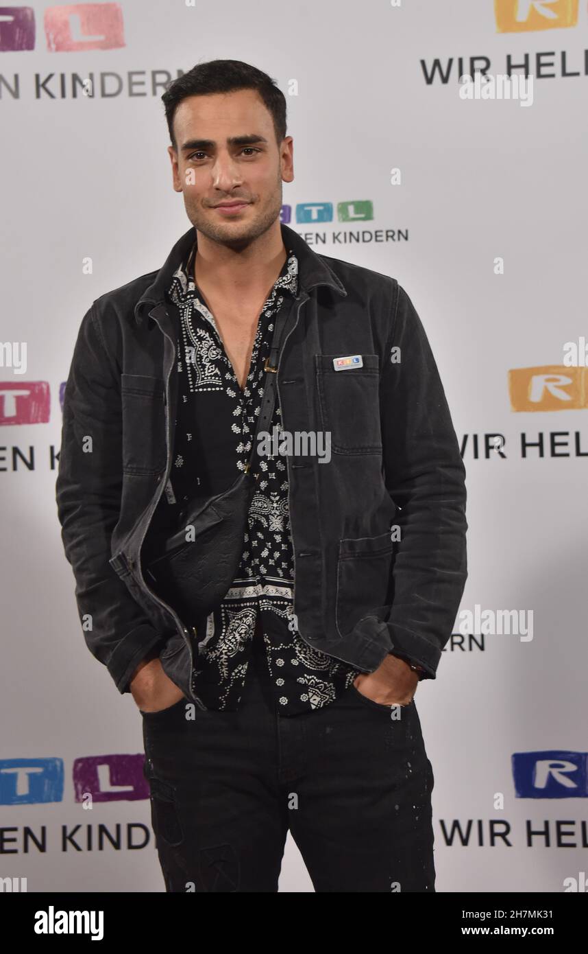 18. November 2021, Nordrhein-Westfalen, Hürth: Schauspieler Timur Ülker als Gast beim RTL-Telethon 26th helfen wir Kindern Foto: Horst Galuschka/dpa Stockfoto