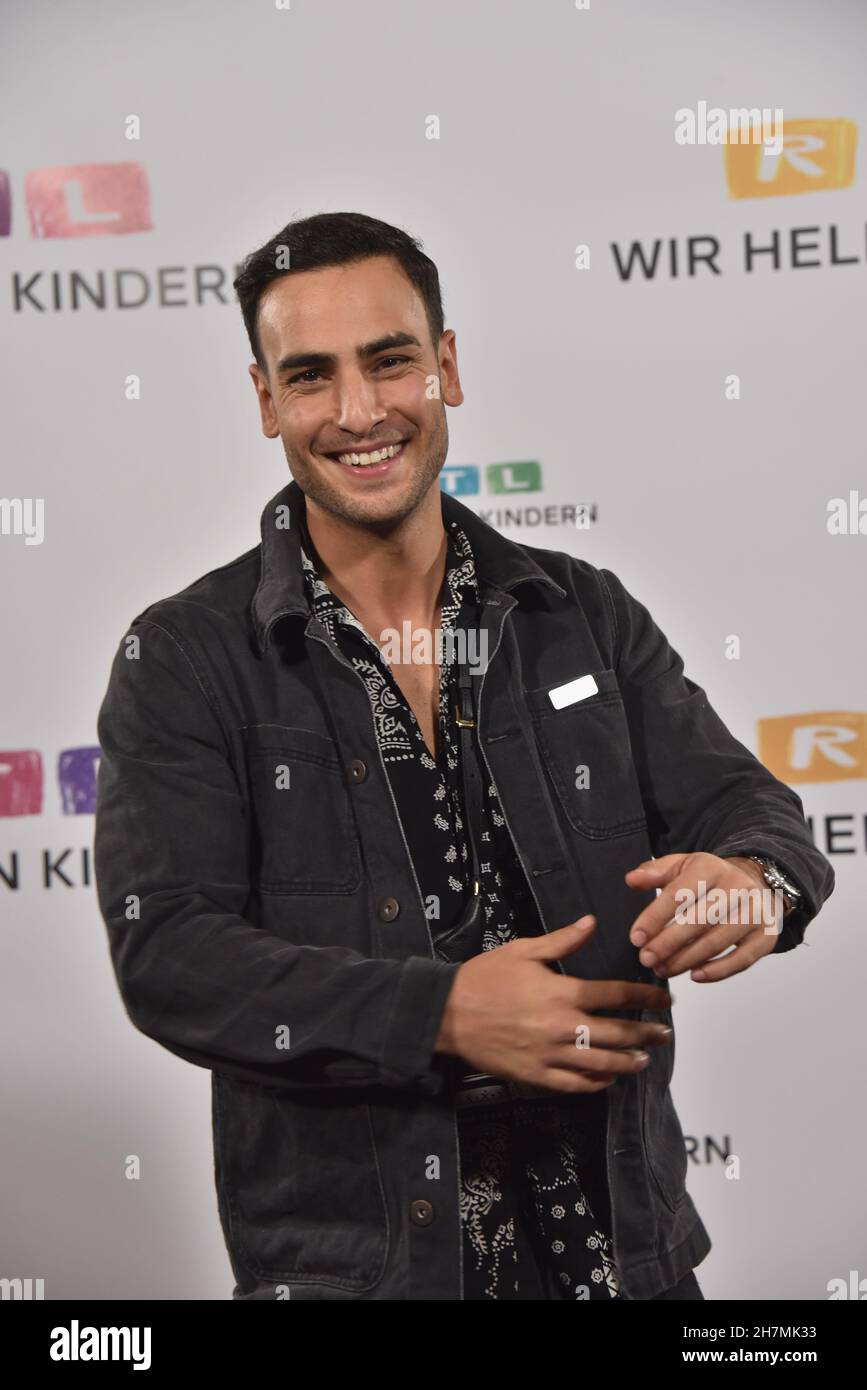 18. November 2021, Nordrhein-Westfalen, Hürth: Schauspieler Timur Ülker als Gast beim RTL-Telethon 26th helfen wir Kindern Foto: Horst Galuschka/dpa Stockfoto