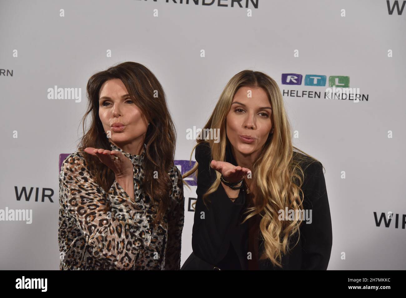 18. November 2021, Nordrhein-Westfalen, Hürth: Schauspieler Tabea Heynig und Isabel Vollmer, l-r, Gast beim RTL-Telephon 26th Wir helfen Kindern Foto: Horst Galuschka/dpa Stockfoto