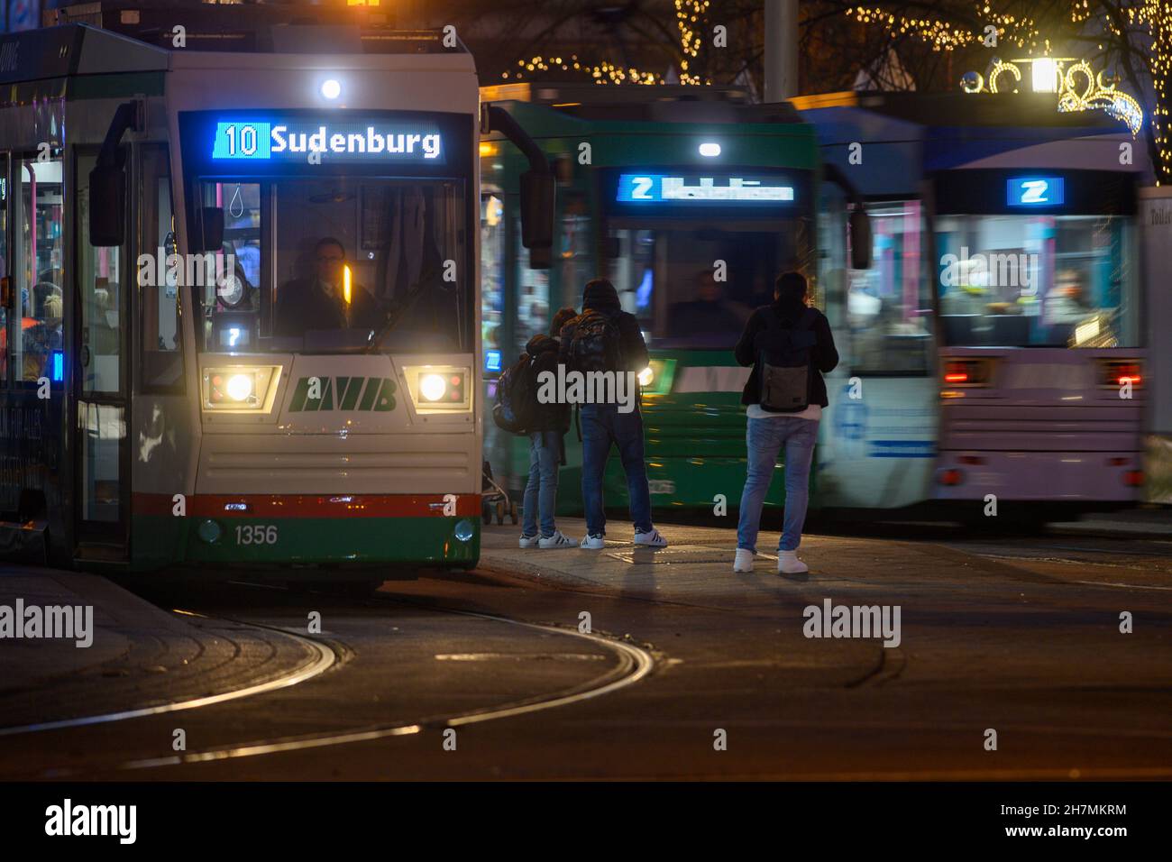 Magdeburg, Deutschland. 24th. November 2021. Passagiere stehen an einer Straßenbahnhaltestelle im Stadtzentrum. Wer Bus und Bahn fahren will, muss ab Mittwoch geimpft, geborgen oder getestet werden. Quelle: Klaus-Dietmar Gabbert/dpa-Zentralbild/dpa/Alamy Live News Stockfoto