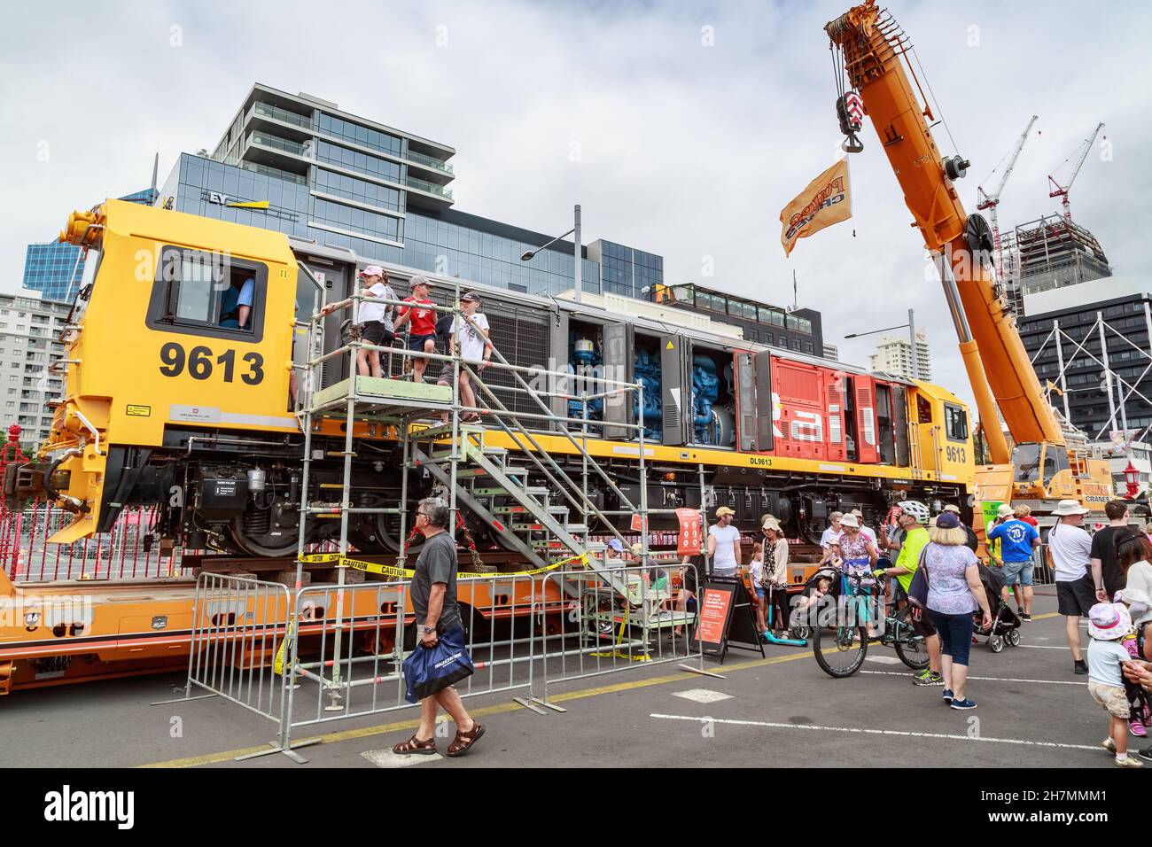 Eine Diesel-elektrische Lokomotive der KiwiRail DL-Klasse, die der Öffentlichkeit in Auckland, Neuseeland, gezeigt wird Stockfoto