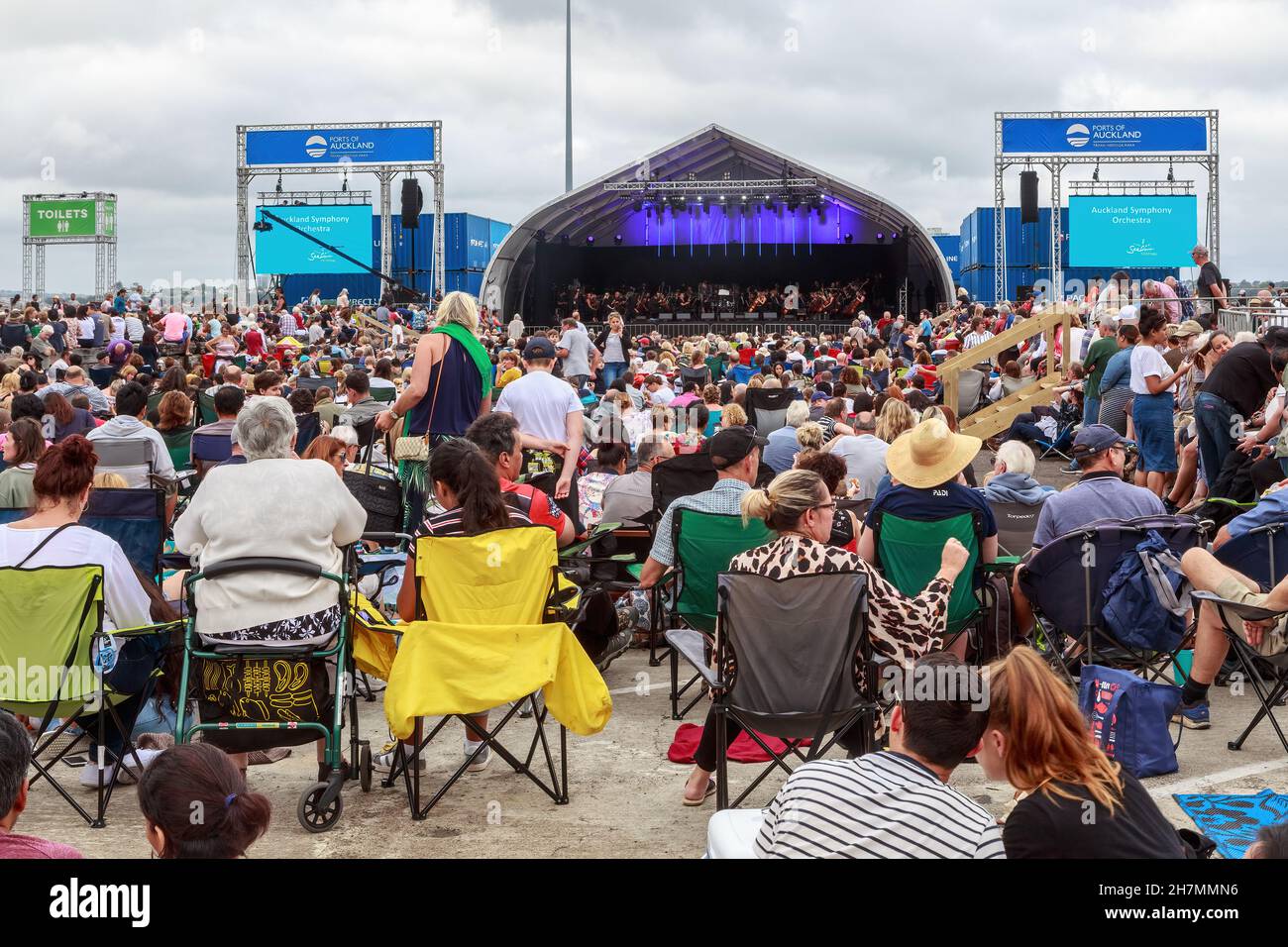 Eine große Menschenmenge, die ein Orchester im Captain Cook Wharf, Auckland, Neuseeland, aufführt Stockfoto