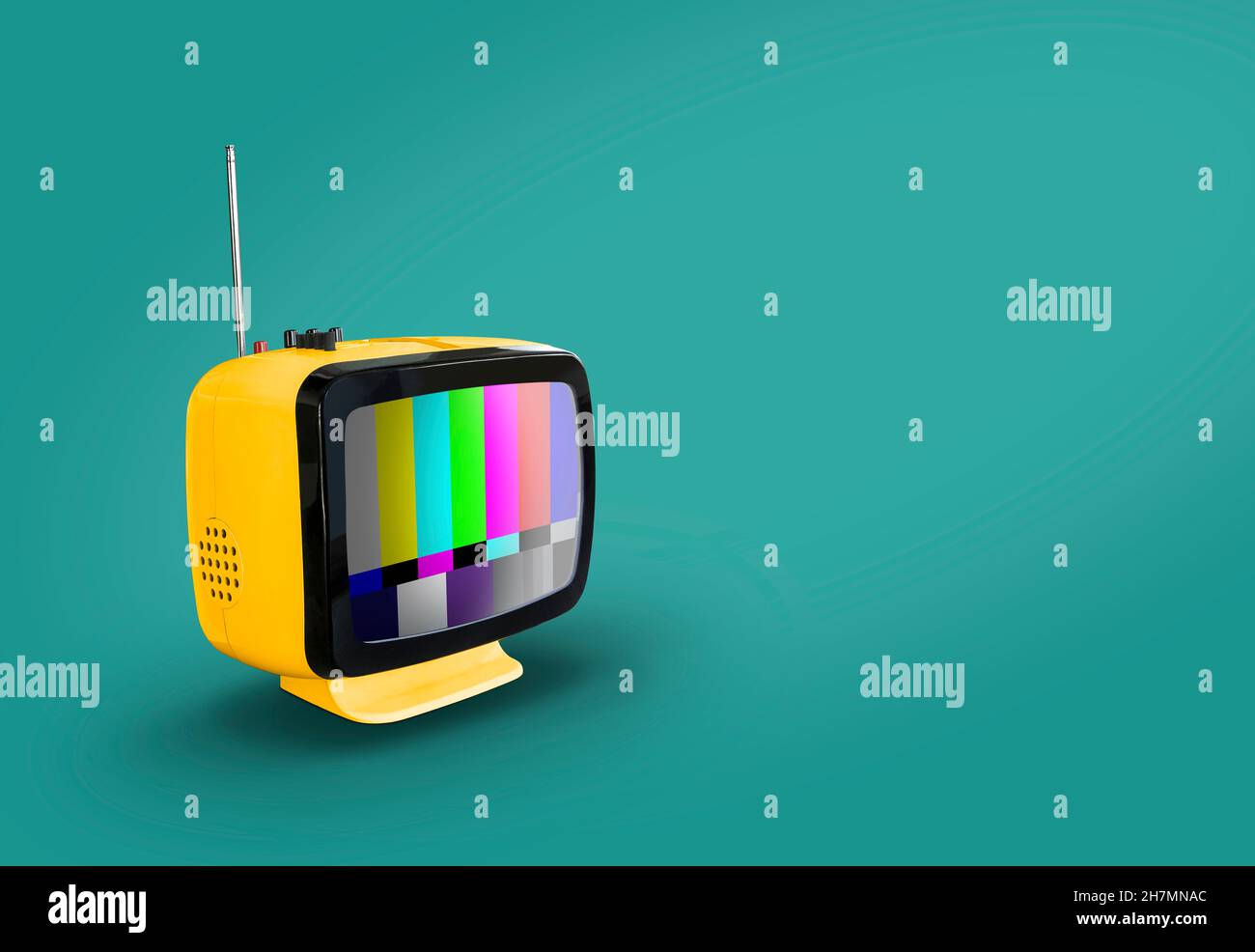 Gelber Retro-Fernseher, isoliert auf farbigem Hintergrund mit Kopierraum Stockfoto