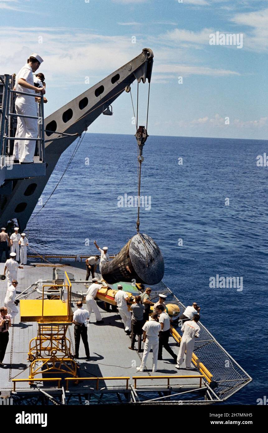 (29. August 1965) --- die Gemini-5-Sonde wird nach einer erfolgreichen Landung am Ende ihrer Mission an Bord des Bergeschiffes USS Lake Champlain gebracht Stockfoto