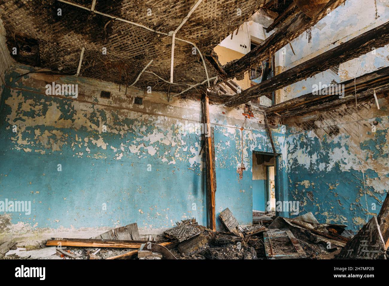 Verlassene Ruine Village House In Tschernobyl Resettlement Zone. Weißrussland. Katastrophe Von Tschornobyl. Baufällige Wohnung Im Weißrussischen Dorf Stockfoto